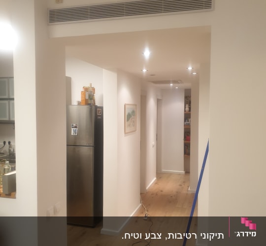 מגש צבע ומברשת על הרצפה במסדרון